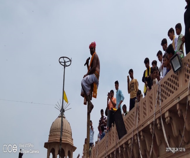 नंदगाव में बांस बधाई